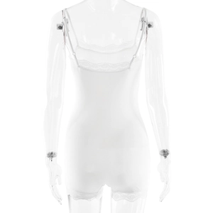 Détail du dos d'un body blanc avec bordure en dentelle et design dos nu élégant