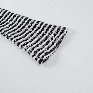 Détail du tissu en maille rayé noir et blanc avec des bords à franges élégants