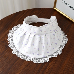 Détail d'un chapeau de soleil pour bébé fille avec dentelle blanche et motifs tulipes