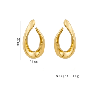 Boucles d'oreilles irrégulières en acier doré, dimensions 37mm sur 21mm, fond blanc