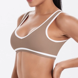 Détail du liseré contrasté blanc sur un soutien-gorge de sport yoga marron café