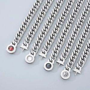 Détail de chaînes à maillons cubains avec boucles serties de cristaux et crâne