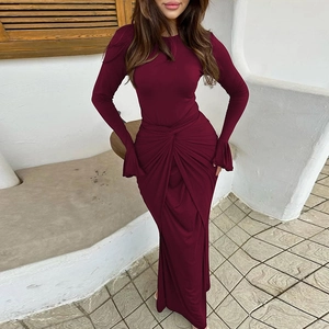 Détail d'une robe longue bordeaux à manches longues avec nœud à la taille et coupe slim