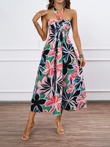 Gros plan du design dos nu élégant avec imprimé floral vibrant sur une robe longue d'été