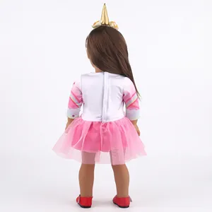 Poupée 18 pouces avec tenue licorne, jupe en tulle rose et manches arc-en-ciel sur fond blanc