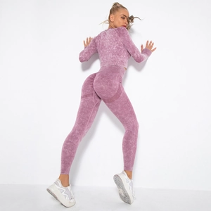 Makro-Detail der nahtlosen Leggings mit Raffung und Rippstruktur in gewaschenem Lila-Set