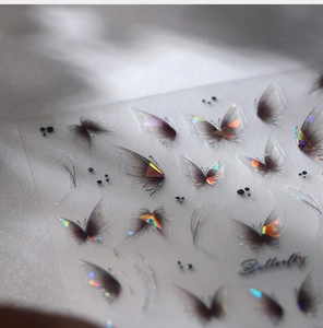 Détail macro d'autocollants 3D pour ongles papillon holographiques avec fini laser