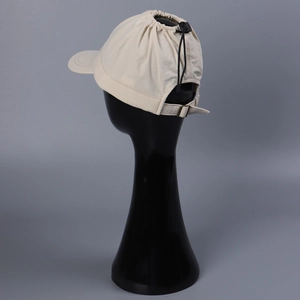 Détail de la casquette beige à séchage rapide avec cordon de serrage pour queue de cheval