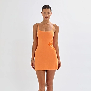 Vue de face d'une mini robe moulante orange à fleurs avec fines bretelles et coupe cintrée