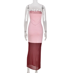 Dettaglio dell'abito lungo in mesh color-block rosa e rosso scuro su manichino