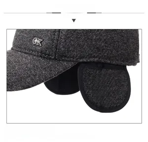 Dettaglio cappello invernale con logo GK in metallo e paraorecchie pieghevoli