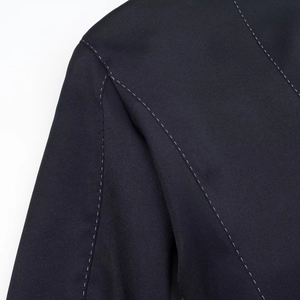 Dettaglio delle cuciture bianche a contrasto sulla spalla di questo blazer blu navy