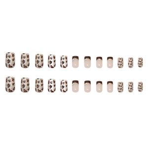 Unghie finte quadrate leopardate stile francese con perle e finitura occhio di gatto
