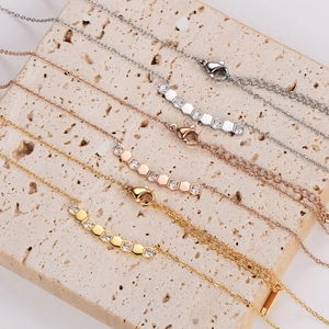 Collane con pendente a nido d'ape in tre colori oro oro rosa e argento su pietra