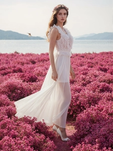 Weißes ärmelloses Maxikleid mit tiefem V-Ausschnitt, Volants und Rückenfreies Design