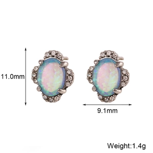 Détail de boucles d'oreilles opale ovale avec halo de cristaux et dimensions 11,0x9,1 mm