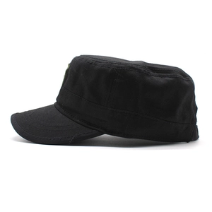 Vista laterale di un classico cappello militare nero in cotone con visiera curva