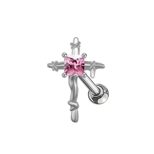 Boucle d'oreille croix en acier inoxydable avec zircon rose sur fond blanc