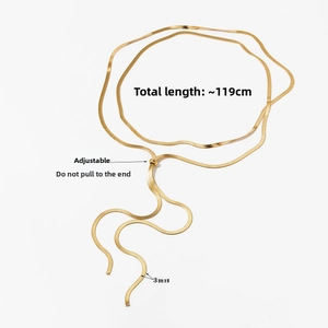 Détail d'une ceinture chaîne serpent dorée 3mm avec boucle réglable et longueur de 119cm