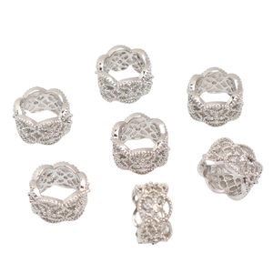 Set di sette anelli in argento traforato con motivi floreali vintage e pietre di zircone