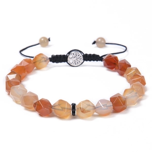 Nahaufnahme von Achatperlen und Lebensbaum-Anhänger an einem gewebten Armband