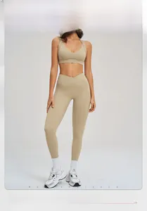 Set yoga kaki chiaro con reggiseno sportivo a V e leggings a vita alta su modella