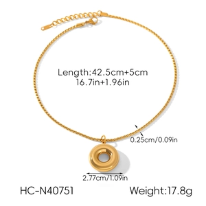 Détails du collier à pendentif rond doré avec dimensions et finition polie brillante