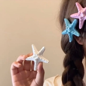 Détail de pinces à cheveux étoiles de mer colorées avec texture réaliste sur un modèle