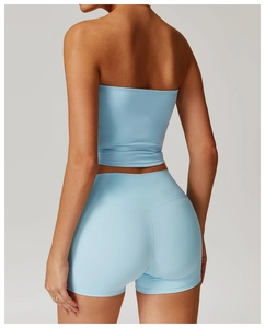 Vue détaillée du haut de sport sans bretelles bleu clair et du short de fitness taille haute