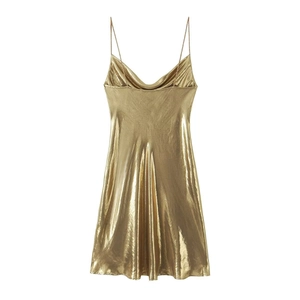 Detalle del vestido dorado metálico con cuello drapeado y tirantes finos de espagueti