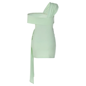 Détail de mini robe menthe à épaule dénudée avec fronces latérales et ruban élégant