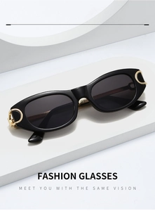 Détail de lunettes de soleil ovales noires avec charnière dorée en C sur fond épuré