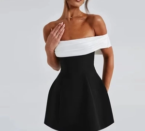 Détail d'une robe moulante à épaules dénudées avec contraste noir et blanc et nœud chic