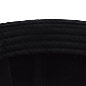 Gros plan des coutures renforcées sur le bandeau intérieur de la casquette noire