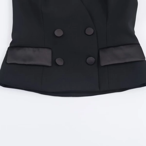 Halter-Tuxedo-Weste mit Satintaschen und Knöpfen in minimalistischem Schwarz
