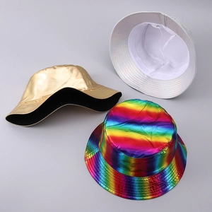 Dettaglio di cappelli bucket metallici oro e argento con cuciture e fodera interna a rete