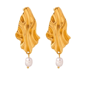 Boucles D'oreilles Pendantes Feuille Froissée Irrégulière Acier Titane Plaqué Or Perle D'eau Douce Baroque Élégant Bijoux Mode Pour Femmes