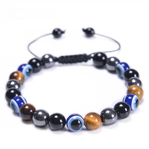 Dettaglio di perle occhio di tigre 8mm e bracciale in ossidiana intrecciata con amuleto