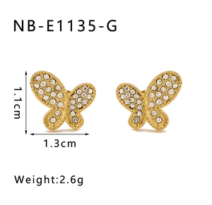 Detailansicht der Gold Schmetterling-Ohrringe mit Zirkon-Inlay und Maßen 1,3cm x 1,1cm