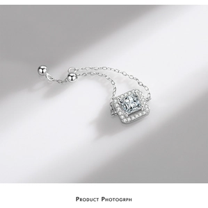 Détail macro d'une bague en argent S925 avec zircon carré et chaîne réglable