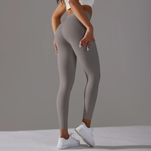 Détail du legging de yoga taille haute sans couture avec effet push-up gris