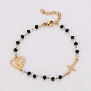 Détail du pendentif cœur Vierge Marie et croix sur bracelet en perles noires et acier doré