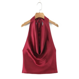 Détail du haut licou en satin bordeaux avec une finition brillante et un design dos nu chic