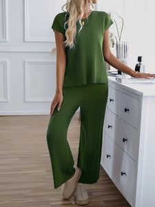 Detailansicht eines armeegetreuen Stricksets mit Kurzarm-Oberteil und weiten Strickhosen
