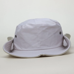 Vue détaillée d'un chapeau de soleil en toile avec boucles en métal et surpiqûres