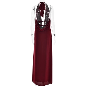 Vue détaillée du dos d'une robe de soirée bordeaux avec un design dos nu sexy