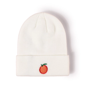 Détail du bonnet blanc en tricot côtelé avec broderie de fruit orange et finitions