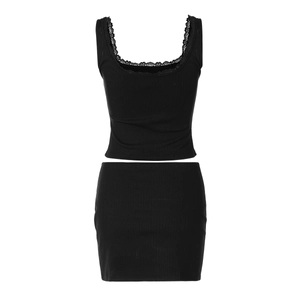 Détails du tricot côtelé noir avec bordure en dentelle sur l'ensemble haut et jupe