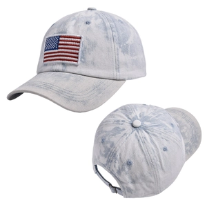 Detailansicht von US-Flaggen-Stickerei und verstellbarer Metallschnalle auf Denim-Cap