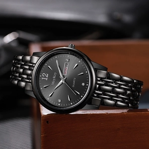 Détail d'une montre quartz business avec bracelet en acier noir et cadran jour-date